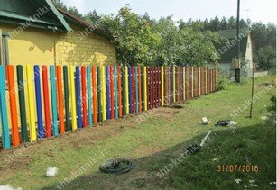 Фото забора из разноцветного штакетника широкого в Рудном