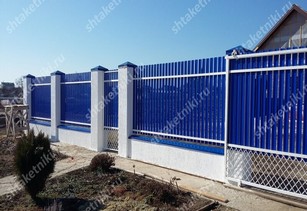 Фото забора из синего штакетника в Рудном